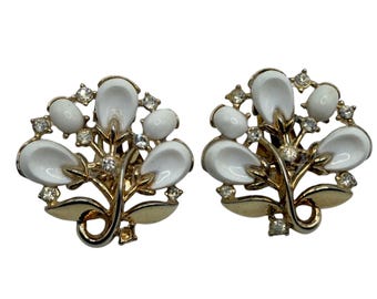 Pendientes vintage de cristal de leche con clip, años 50, Crown Trifari Jewelry