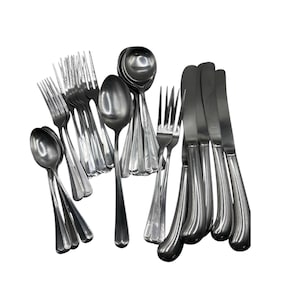 Könnte beinhalten: Eine Sammlung von Edelstahlbesteck, darunter Löffel, Gabeln und Messer. Das Besteck hat eine glänzende, reflektierende Oberfläche und ein klassisches Design. Die Löffel haben eine abgerundete Schale, die Gabeln haben vier Zinken und die Messer haben eine gebogene Klinge.