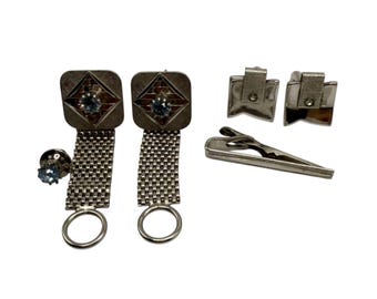 Dos juegos de gemelos y pasadores de corbata vintage en tono plateado para hombre, finales del siglo XX, Swank