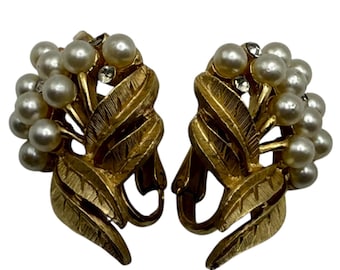 Pendientes de clip con corona Trifari de los años 60, con perla de imitación dorada, joyería vintage de moda.
