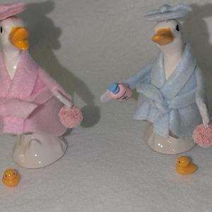 DESK GOOSE outfit for 4.5&quot;-7&quot; inch desk Goose. 2 color choices. Robe outfit with loofah, shampoo and rubber ducky. Desk Goose only.