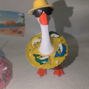 Desk Goose Beach Flotation Outfits. YELLOW. Goose not included. Hats may vary depending on supply. 🏖️🩴