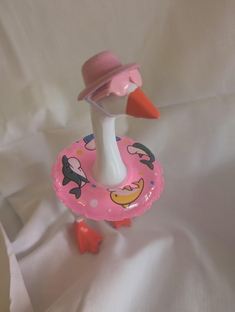 Desk Goose Summer Outfit: Flotation Ring, Hat, Sunglasses (Fits 4-7" Geese) Pink