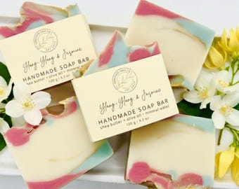 Jabón artesanal de ylang ylang y jazmín: barra de baño floral vegana, hecha a mano, con aceite de oliva y manteca de karité.