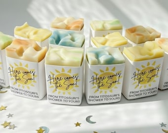 Jabones de recuerdo para baby shower de niño "Here Comes the Son": personalizados, hechos a mano, un regalo práctico para los invitados.