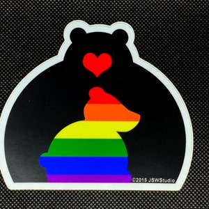 Naklejka Mama Bear Rainbow, LGBT, tęcza, niedźwiadek, miłość, naklejka winylowa, naklejka na kubek, naklejka na laptopa, naklejka na samochód.