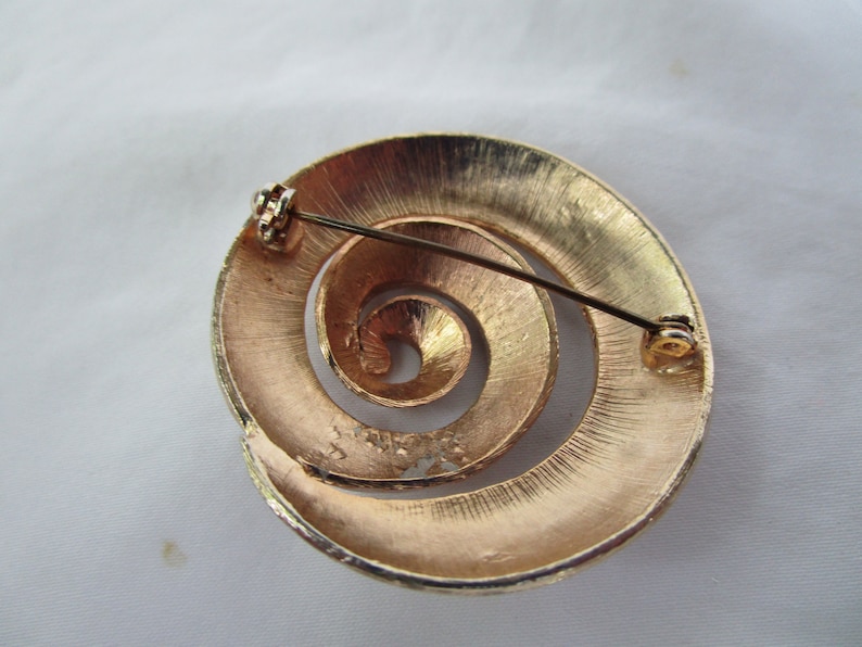 Vintage Costume Swirl Circle Brooch