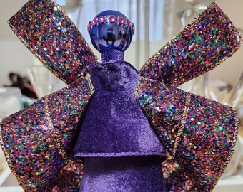 Ángel de terciopelo morado y cinta brillante, adorno navideño, recuerdo, regalo inspirador o decoración