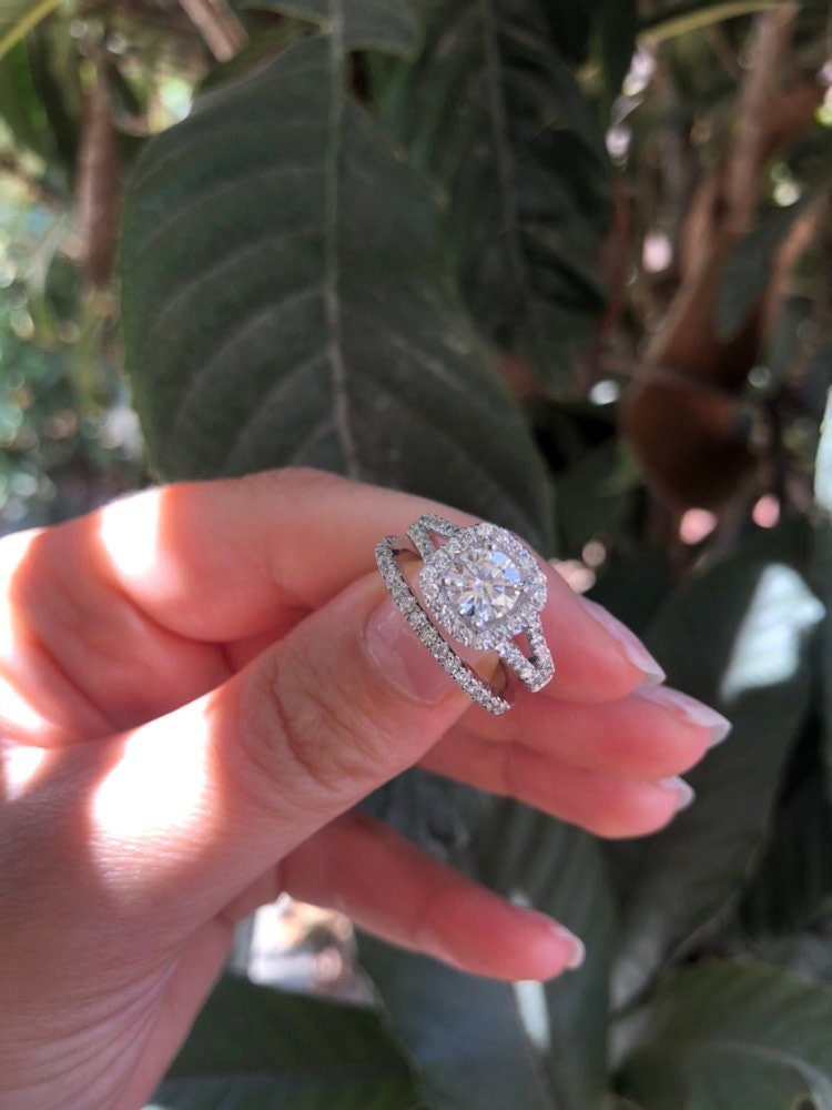Round center stone with cushion halo sale