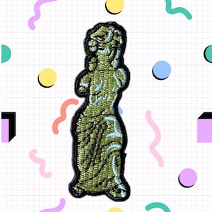 Könnte beinhalten: Ein gestickter Aufnäher mit einer grünen Statue einer klassischen Figur mit schwarzer Umrandung. Der Aufnäher hat ein detailliertes Design mit blauen Akzenten und ist vor einem weißen Hintergrund mit bunten geometrischen Formen platziert.