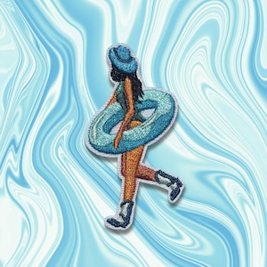 Puede incluir: Un juego de tres tazas de cerámica con un acabado moteado y mate. Cada taza presenta un color diferente: azul claro, crema y gris. Las tazas tienen un diseño simple y moderno, adecuado para café o té.