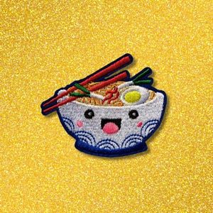 Broderad stryklapp med Happy Ramen-motiv