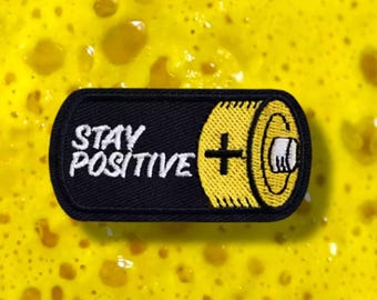 Bleiben Sie positive Batterie gestickter Aufnäher | Witziges Bügelbild