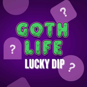 Può includere: Una grafica viola con le parole "GOTH LIFE LUCKY DIP" in un font giocoso. Il testo è delineato in nero e riempito di verde. I punti interrogativi sono in forme viola attorno al testo.