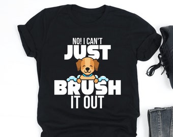 Może przedstawiać: Czarny T-shirt z białym nadrukiem psa z tekstem "NO! I CAN'T JUST BRUSH IT OUT".