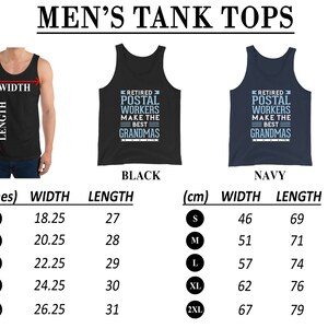 Pu&ograve; includere: Una tabella di taglie per canottiere in nero e blu navy. Le canottiere presentano il testo "Retired Postal Workers Make the Best Grandmas". La tabella mostra le misure in pollici e centimetri per le taglie S, M, L, XL e 2XL.