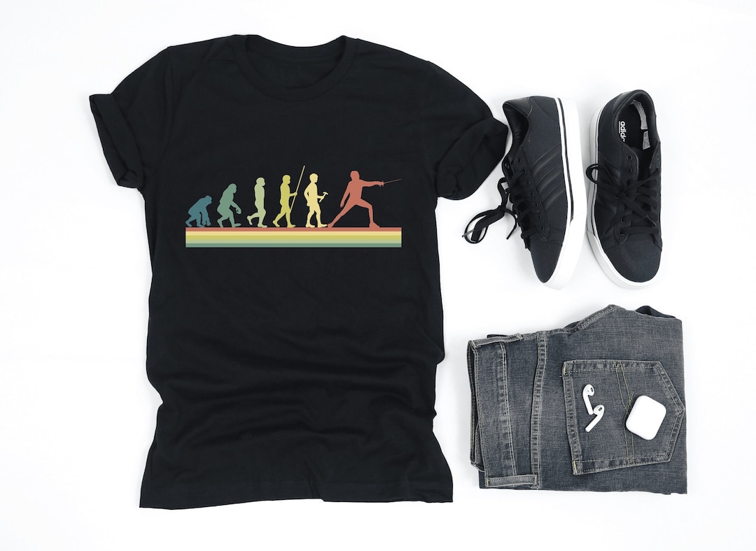 T-Shirt Evolution Scherma FENCEVOLUTION Per Uomo - Maglietta In Cotone 100%, Girocollo, Vestibilità Comoda, Regalo Per Schermidori - copertina