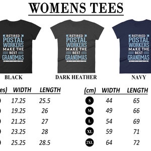 Pu&ograve; includere: Una tabella di taglie per magliette da donna in nero, grigio scuro melange e blu navy. Le magliette presentano il testo "Retired Postal Workers Make the Best Grandmas". La tabella mostra la larghezza e la lunghezza delle magliette in pollici e centimetri.