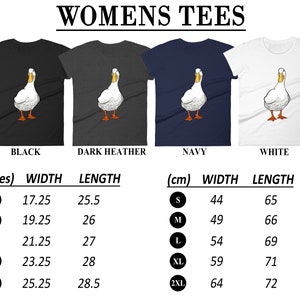 Puede incluir: Una tabla de tallas para camisetas de mujer con un gr&aacute;fico de un pato. La tabla muestra el ancho y la longitud de las camisetas en pulgadas y cent&iacute;metros para las tallas S, M, L, XL y 2XL. Las camisetas est&aacute;n disponibles en negro, gris oscuro jaspeado, azul marino y blanco.