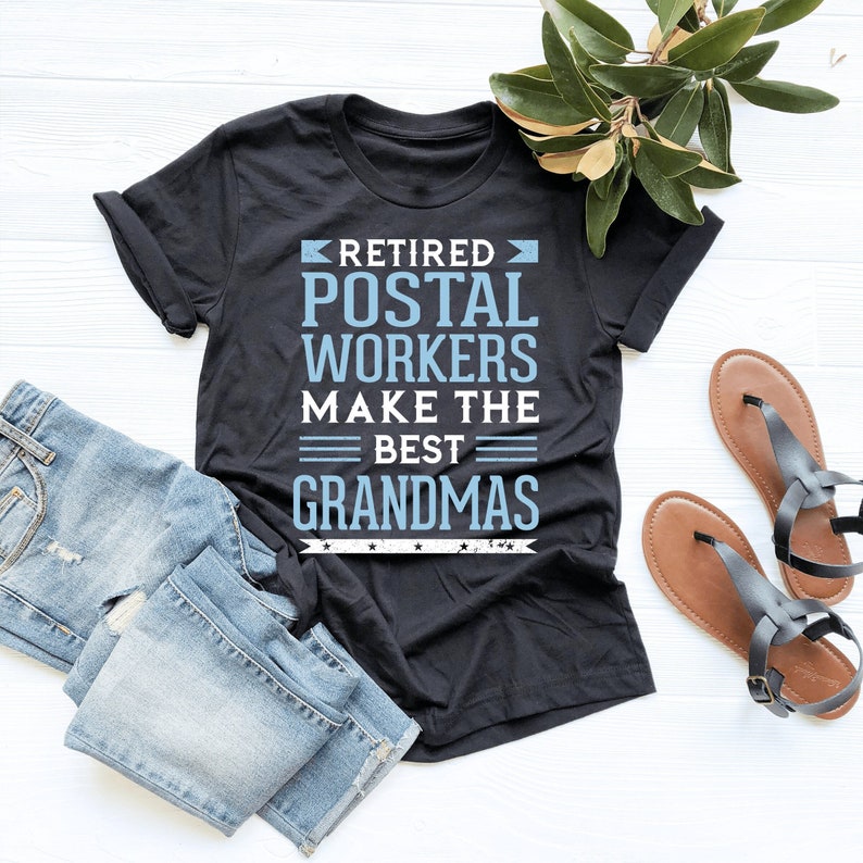 Pu&ograve; includere: Maglietta nera con una grafica blu che recita "Retired Postal Workers Make the Best Grandmas".