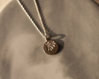 Medallion and chain in 925/1000 textured Silver, textile lace print, minimalist, elegant, twisted chain