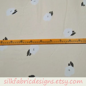Helle Creme Farbe Reine Seide Chiffon Stoff Mit Weißen Blumendruck Stoff Schüttgut