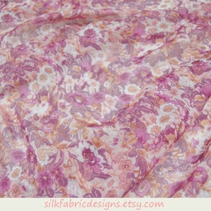 Tissu en mousseline de soie blanche à imprimé floral fuchsia largeur 54 pouces par yard