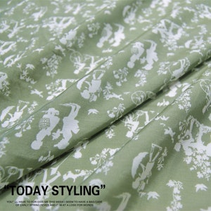 Tissu mélangé soie et coton vert avec impression abstraite blanche par mètre