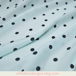 Tecido crepe de seda com estampa de bolinhas pretas, 12 momme, vendido por metro.