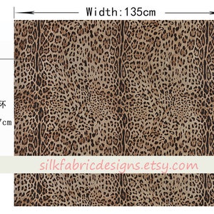 Könnte beinhalten: Leopardenmusterstoff mit braunem und schwarzem Muster. Der Stoff ist 135 cm breit und etwa 67 cm lang. silkfabricdesigns.etsy.com