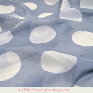 Blau 100% reine Seide Chiffon Stoff mit weißen großen Tupfen-Druck-Stoff-Bulk-Lager Breite 54 Zoll
