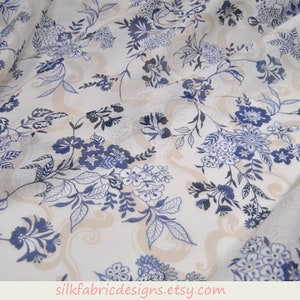 Witte zijde katoenmix stof met blauwe bloemenprint stof op maat gesneden
