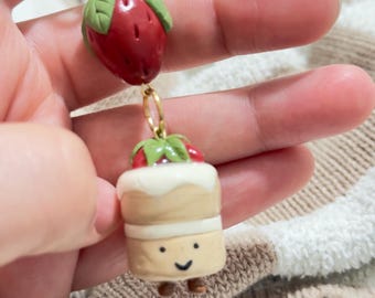 Delicioso llavero de pastel de fresa