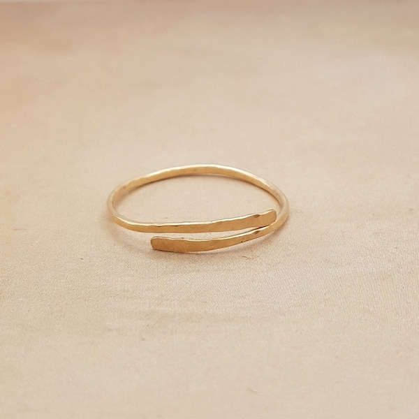 Ring Kate gehamerde gouden wrap ring, Gold filled, Minimalistisch, Statement ring, Rustiek, Handgemaakt, Cadeau voor vrouwen
