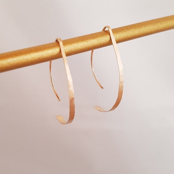 Pendientes de medio arco de oro martillado, rellenos de oro, hechos a mano, minimalistas, rústicos, regalo para mujeres