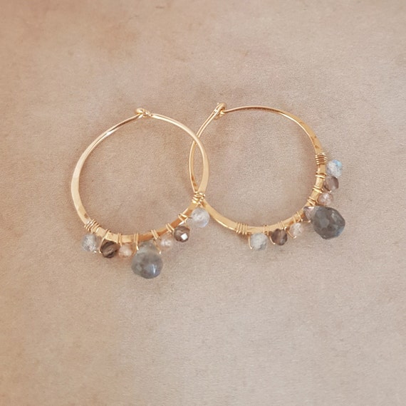 Oorbellen Myra goud met labradoriet, Hoepeloorbellen, Gehamerde oorbellen, 14k gold filled, Handgemaakt