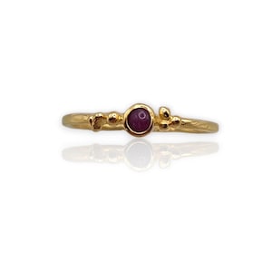 Handgefertigter Ring „Esmee“ aus Gold mit Rubin und kleinen Kugeln, 18 Karat vergoldetes Silber, eleganter Ring, zarter Ring, Freundschaftsring, Edelsteinring