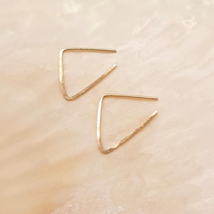 Hammered earrings gold Triangle medium, 14k gold filled, Handmade, Unique earrings, Hoop earrings, Minimalist earrings
