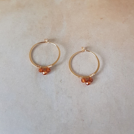 Gouden hammered oorringen met spessartine granaat, Hoepeloorbellen, Rustieke oorbellen, Minimalistisch, Handgemaakt. Gold filled