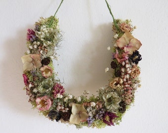 Floral horseshoe, romantic vintage decoration with dried flowers, rustic gift for her, floral wedding decoration, botanical gift for mum