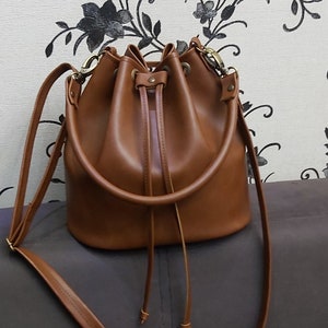 Crossbody Bucket Bag, Beuteltasche aus Wildleder, Vegan Leather Bucket Bag für Frauen, Ledertasche, Handtasche, Crossbody Bag aus Leder, Geldbörse Frauen