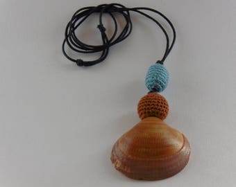 Pendentif crochet et coquillage, Collier crochet, Boules Amigurumi, Pendentif en crochet, Bijoux bohème, Collier naturel, Bijoux textiles, Coquillages