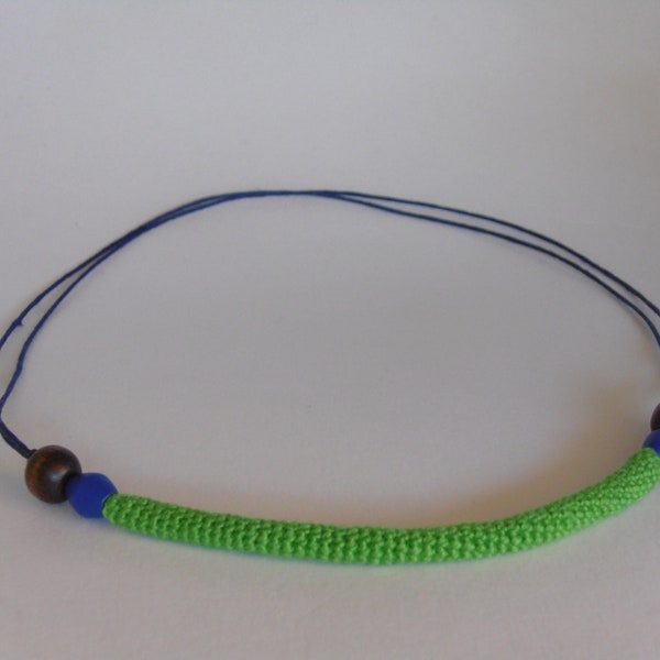 Colgante de crochet, Collar ganchillo, Bisutería textil, Colgante azul textil, Collar crochet madera, Joyas crochet, Bisutería fibra verde