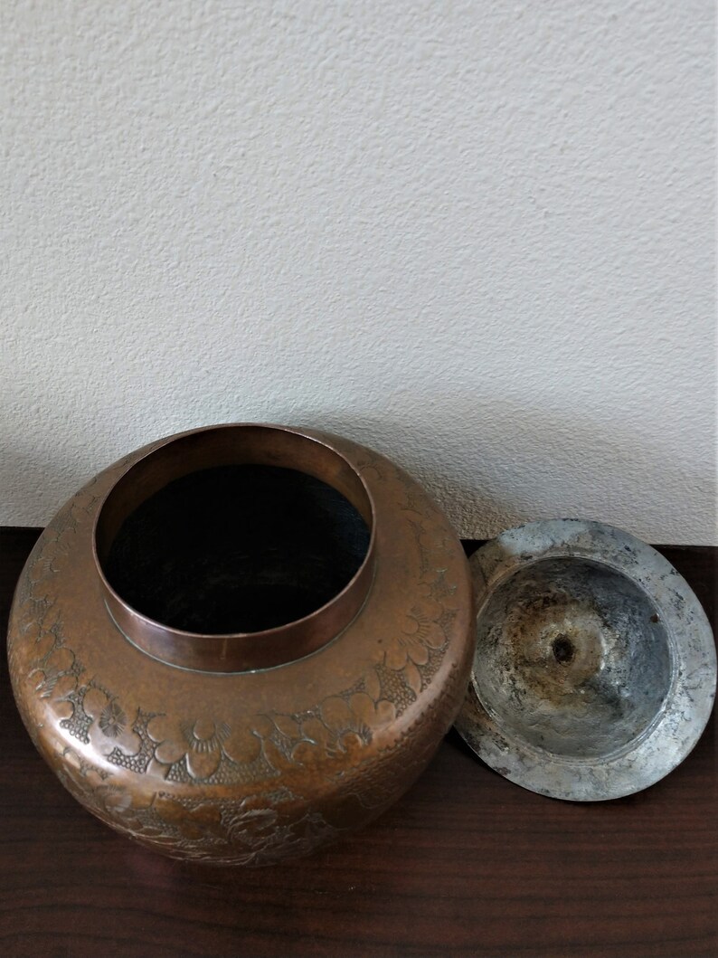 Chased and Engraved Vintage/antique Lidded Tinned Copper Snuff Pot late