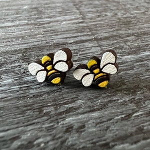 Clous d&#39;oreilles abeille, boucles d&#39;oreilles abeille, boucles d&#39;oreilles en bois d&#39;abeille, boucles d&#39;oreilles légères en bois peint à la main