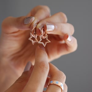 Star hoops, huggie hoops earring, mini hoops, hoop with star, minimalist earrings, star huggie earrings, star hoop earring