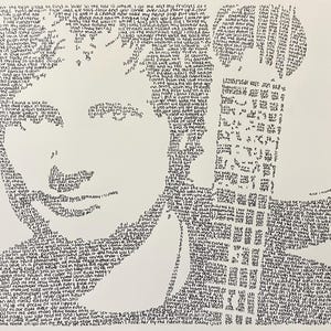 Puede incluir: Un retrato en blanco y negro de una persona creado usando texto. El texto está en una fuente cursiva y forma el contorno de la cara de la persona. El texto es demasiado pequeño para leerse.