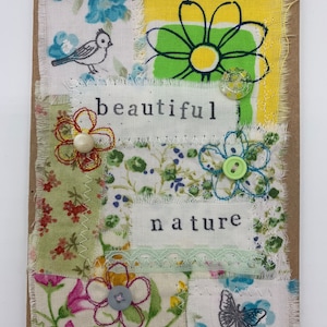 Lindo cartão de felicitações da natureza com arte têxtil e bordado em movimento livre, botões de renda vintage, miçangas, pássaro, amante da natureza, feito à mão