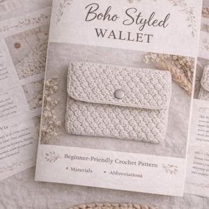 Op de afbeelding: Een haakpatroon voor een Boho Styled Wallet. De omslag toont een lichtgrijze gehaakte portemonnee met een flap en knoopsluiting. De tekst "Boho Styled WALLET" staat boven de portemonnee. Het patroon is gelabeld "Beginner-Friendly Crochet Pattern".