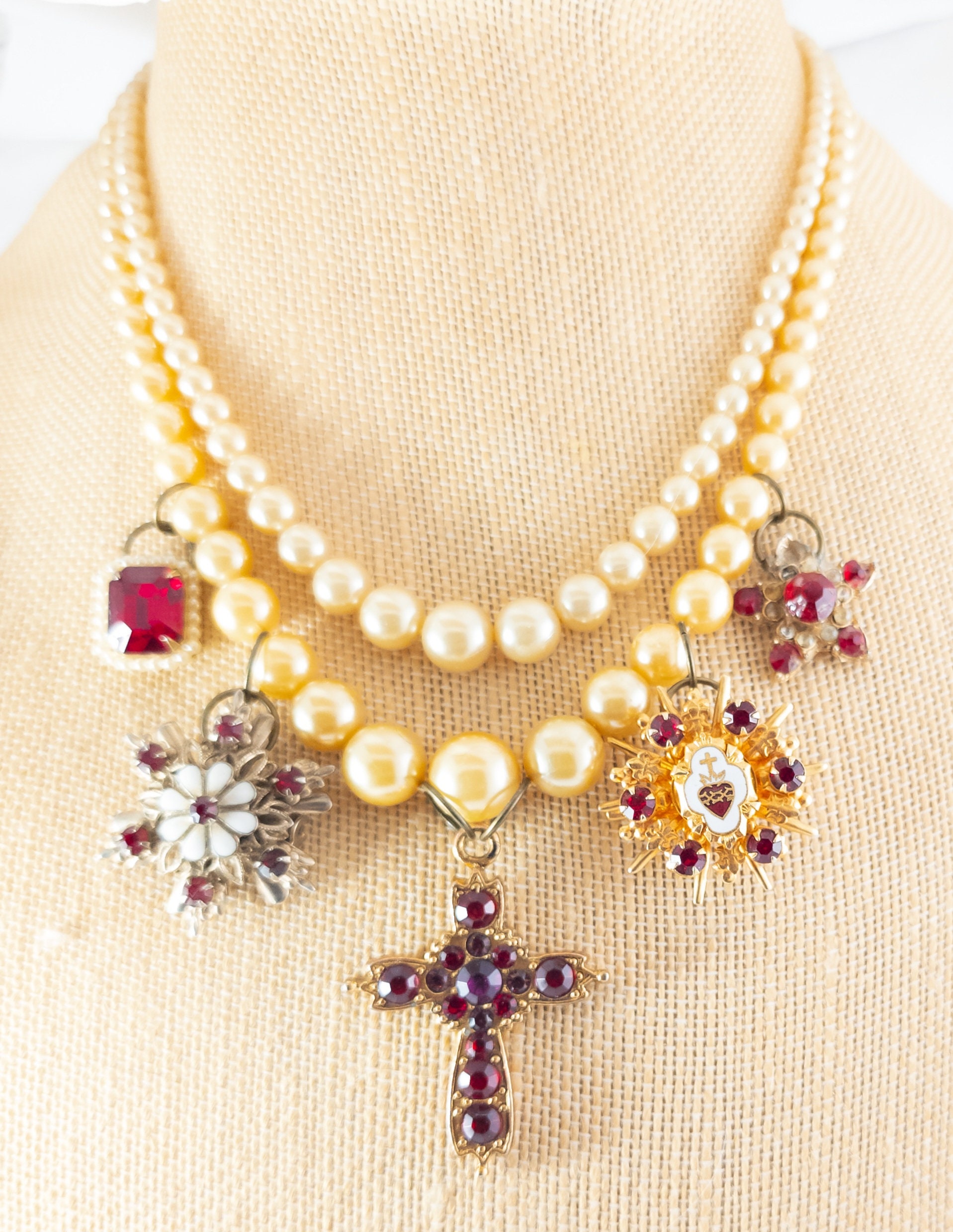 Collier Vintage MICRIS En Fausses Perles Rouges Et Strass - Plaqué Or 24 Carats - Longueur 42 Cm